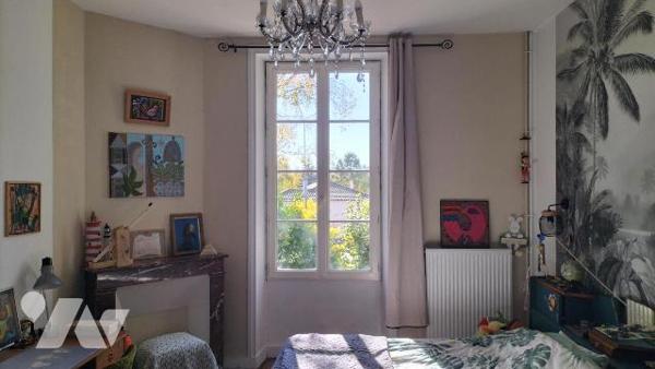 COUP DE COEUR! IDEAL FAMILLES NOMBREUSES. En plein centre de Melle, proche toutes commodités, c...