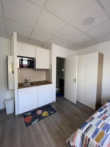 POITIERS: studio meublé de 16.40 m²