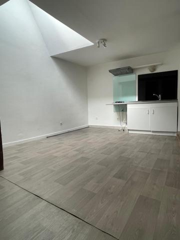 Rare à la vente !!! Immeuble composé d’un duplex et deux locaux commerciaux