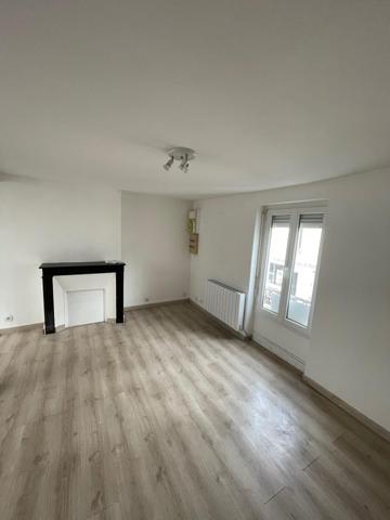 Rare à la vente !!! Immeuble composé d’un duplex et deux locaux commerciaux