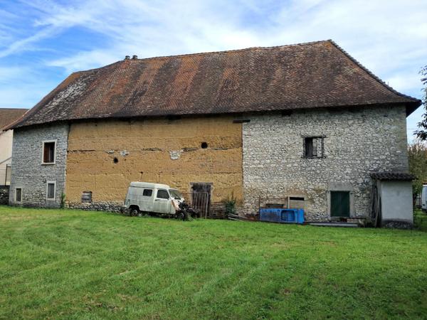 Opportunité Unique à Morestel : Ensemble Immobilier avec Potentiel !