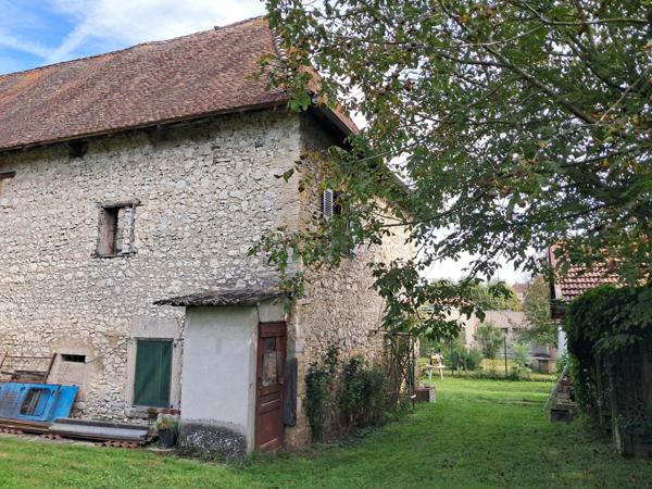 Opportunité Unique à Morestel : Ensemble Immobilier avec Potentiel !