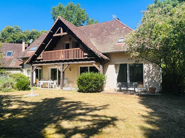 À vendre Belle maison familiale de 213 m² avec parc de plus de 5 000 m² Chamboulive (19)