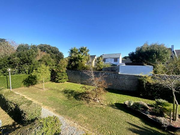 LE POULIGUEN PROCHE CÖTE SAUVAGE - Beau Studio avec terrasse et stationnement . Immeuble en copropriété de 322 lots - pas de procédure en cours - taxe foncières 489 euros . Prix : 137290 euros Honoraires : 7290 euros TTC inclus charge acquéreur soit 130 0