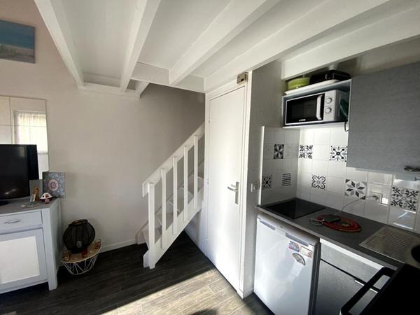 LE POULIGUEN PROCHE CÖTE SAUVAGE - Beau Studio avec terrasse et stationnement . Immeuble en copropriété de 322 lots - pas de procédure en cours - taxe foncières 489 euros . Prix : 137290 euros Honoraires : 7290 euros TTC inclus charge acquéreur soit 130 0