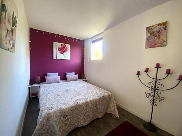 LE POULIGUEN PROCHE CÖTE SAUVAGE - Beau Studio avec terrasse et stationnement . Immeuble en copropriété de 322 lots - pas de procédure en cours - taxe foncières 489 euros . Prix : 137290 euros Honoraires : 7290 euros TTC inclus charge acquéreur soit 130 0