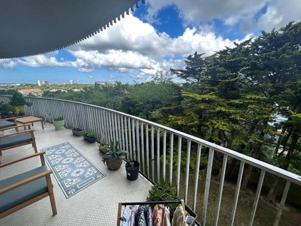 LA BAULE LES PINS – APPARTEMENT 69 M² EN ÉTAGE ÉLEVÉ AVEC TERRASSE DE 25 M²-GARAGE-CAVE-VUE DÉGAGÉE SUR LA VERDURE-COMMERCES À PIED