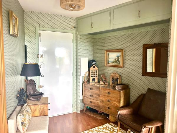 LA BAULE LES PINS – APPARTEMENT 69 M² EN ÉTAGE ÉLEVÉ AVEC TERRASSE DE 25 M²-GARAGE-CAVE-VUE DÉGAGÉE SUR LA VERDURE-COMMERCES À PIED