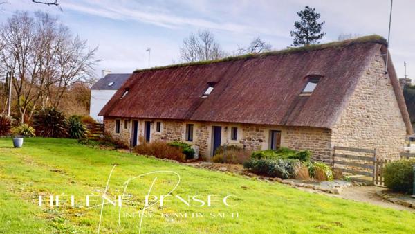 Ensemble immobilier composé de 3 chaumières sur environ 5 600 m² de terrain.(visite virtuelle disponible)