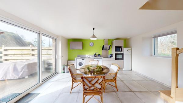 Ensemble immobilier composé de 3 chaumières sur environ 5 600 m² de terrain.(visite virtuelle disponible)