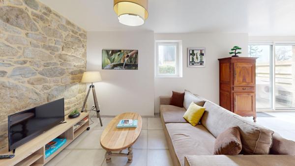 Ensemble immobilier composé de 3 chaumières sur environ 5 600 m² de terrain.(visite virtuelle disponible)