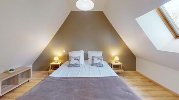 Ensemble immobilier composé de 3 chaumières sur environ 5 600 m² de terrain.(visite virtuelle disponible)