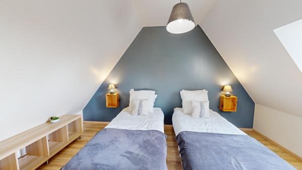 Ensemble immobilier composé de 3 chaumières sur environ 5 600 m² de terrain.(visite virtuelle disponible)