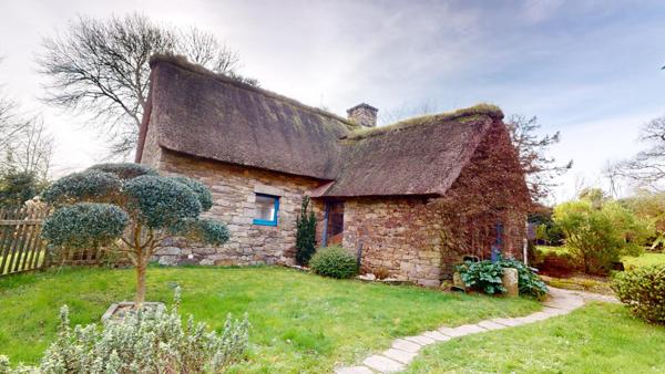 Ensemble immobilier composé de 3 chaumières sur environ 5 600 m² de terrain.(visite virtuelle disponible)