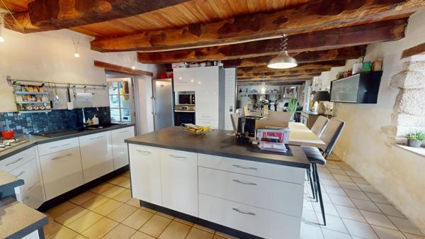 Ensemble immobilier composé de 3 chaumières sur environ 5 600 m² de terrain.(visite virtuelle disponible)