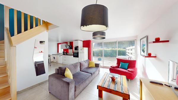 Ensemble immobilier composé de 3 chaumières sur environ 5 600 m² de terrain.(visite virtuelle disponible)