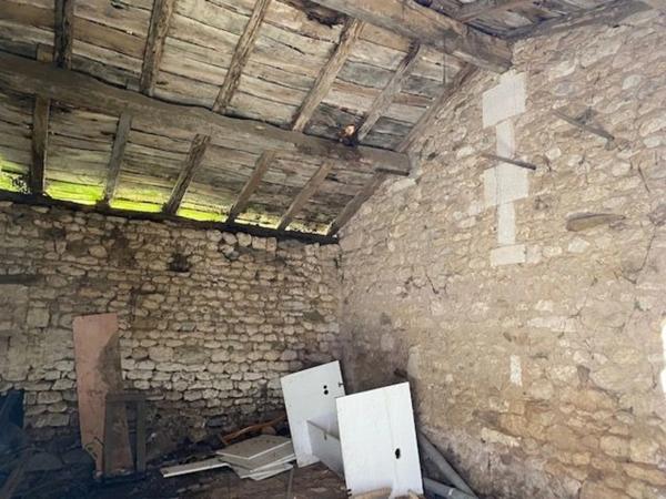 Ancien corps de ferme à 15 mn d'Angoulême, dans un cadre de nature, aux portes de la Dordogne