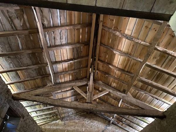 Ancien corps de ferme à 15 mn d'Angoulême, dans un cadre de nature, aux portes de la Dordogne