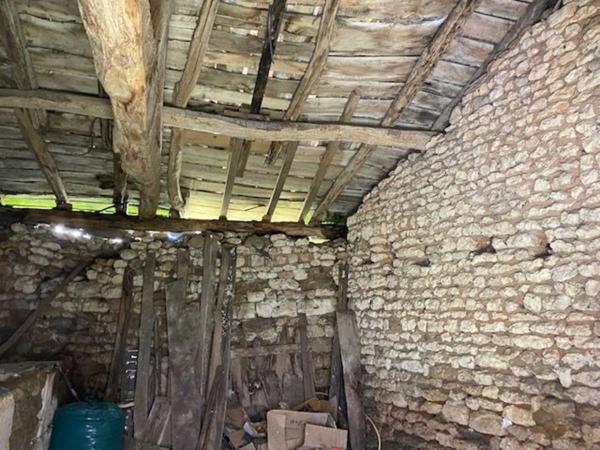 Ancien corps de ferme à 15 mn d'Angoulême, dans un cadre de nature, aux portes de la Dordogne