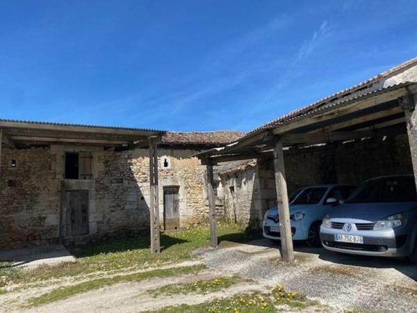 Ancien corps de ferme à 15 mn d'Angoulême, dans un cadre de nature, aux portes de la Dordogne