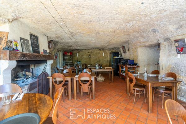 Restaurant troglodyte avec terrasse panoramique sur les vignes