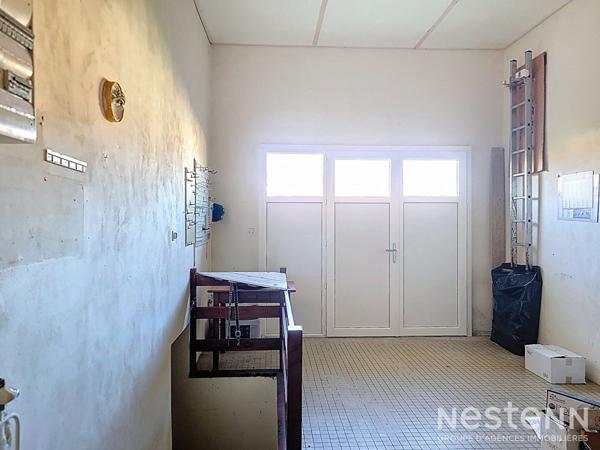 A Vendre Maison habitable de plain-pied avec trois chambres, un garage et un jardin clôturé