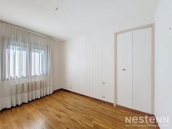 A Vendre Maison habitable de plain-pied avec trois chambres, un garage et un jardin clôturé