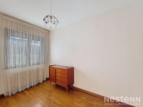 A Vendre Maison habitable de plain-pied avec trois chambres, un garage et un jardin clôturé