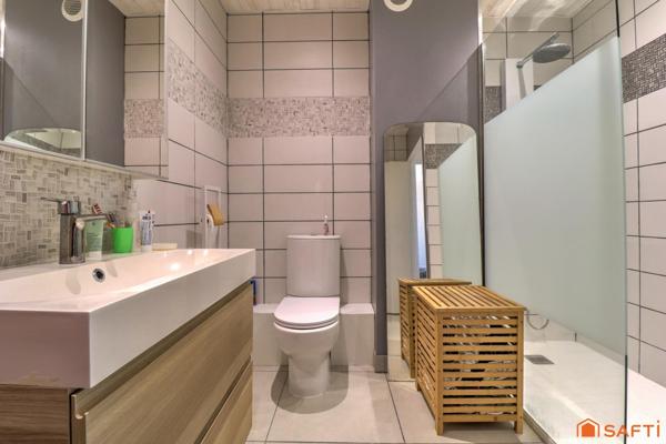 Maison mitoyenne d'un côté - 3 chambres/Possible 4- Garage + stationnement - Terrain clos de 277m²