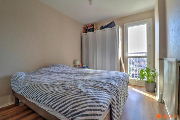 Maison mitoyenne d'un côté - 3 chambres/Possible 4- Garage + stationnement - Terrain clos de 277m²