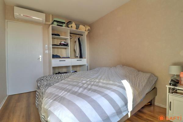 Maison mitoyenne d'un côté - 3 chambres/Possible 4- Garage + stationnement - Terrain clos de 277m²