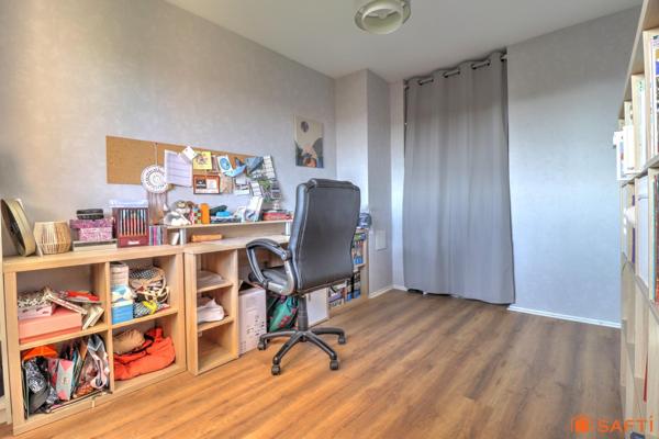 Maison mitoyenne d'un côté - 3 chambres/Possible 4- Garage + stationnement - Terrain clos de 277m²