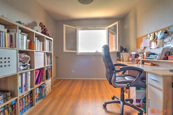 Maison mitoyenne d'un côté - 3 chambres/Possible 4- Garage + stationnement - Terrain clos de 277m²