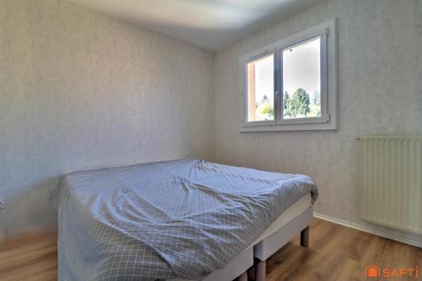 Maison mitoyenne d'un côté - 3 chambres/Possible 4- Garage + stationnement - Terrain clos de 277m²