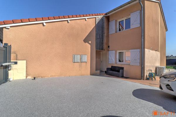 Maison mitoyenne d'un côté - 3 chambres/Possible 4- Garage + stationnement - Terrain clos de 277m²