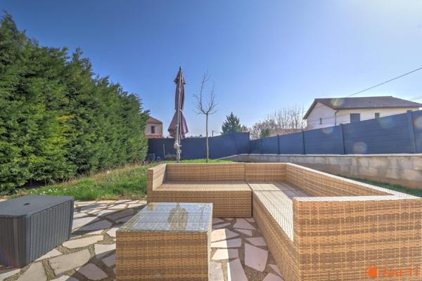 Maison mitoyenne d'un côté - 3 chambres/Possible 4- Garage + stationnement - Terrain clos de 277m²