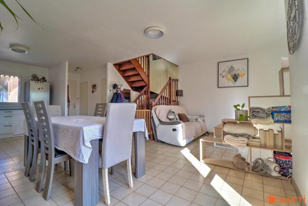 Maison mitoyenne d'un côté - 3 chambres/Possible 4- Garage + stationnement - Terrain clos de 277m²