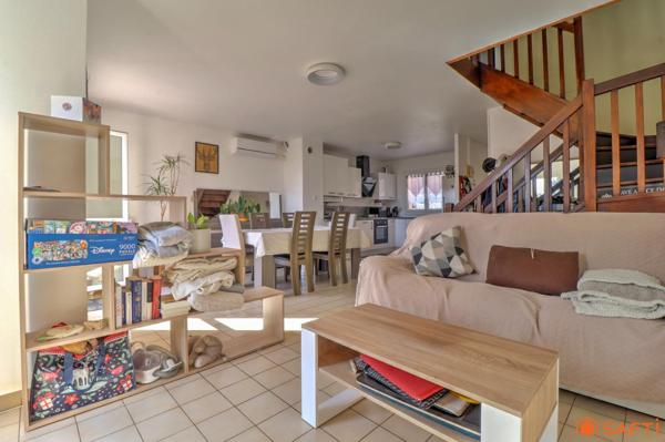 Maison mitoyenne d'un côté - 3 chambres/Possible 4- Garage + stationnement - Terrain clos de 277m²