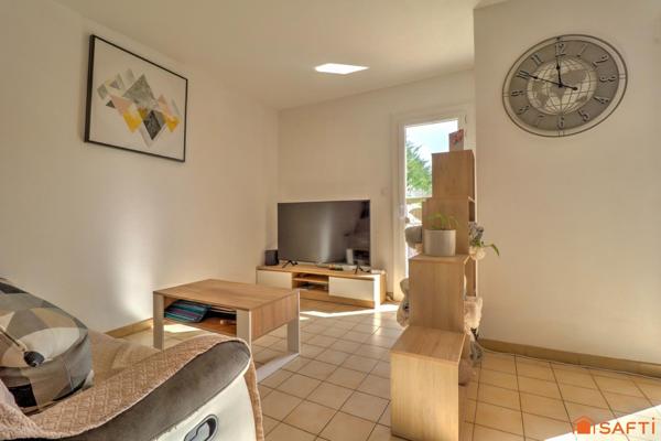 Maison mitoyenne d'un côté - 3 chambres/Possible 4- Garage + stationnement - Terrain clos de 277m²