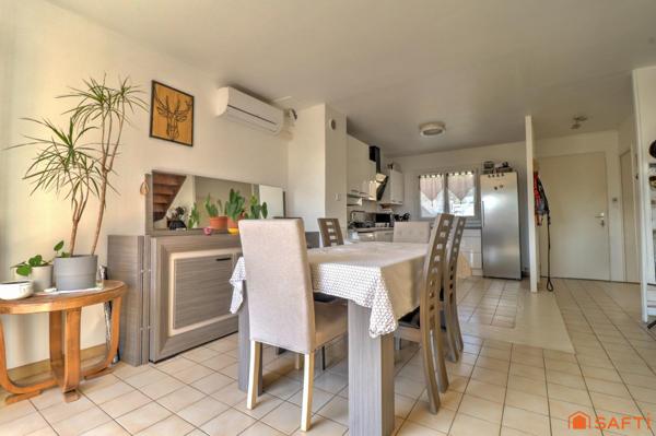 Maison mitoyenne d'un côté - 3 chambres/Possible 4- Garage + stationnement - Terrain clos de 277m²