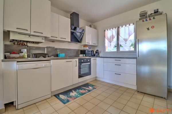 Maison mitoyenne d'un côté - 3 chambres/Possible 4- Garage + stationnement - Terrain clos de 277m²