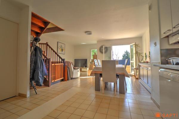 Maison mitoyenne d'un côté - 3 chambres/Possible 4- Garage + stationnement - Terrain clos de 277m²