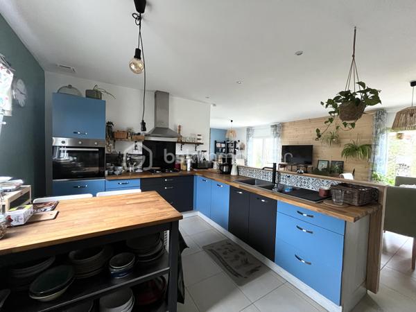 Située sur la commune de Thuit-Signol, à proximité du centre et des commerces, cette maison de plain pied, construite en 2018 sera vous offrir confort et fonctionnalités.

D'une superficie de 114 m2, elle est implantée sur un terrain de 958 m2. 
Elle se compose d'une pièce de vie lumineuse de 50 m2 avec cuisine ouverte, suivi d'une buanderie. Trois chambres dont une avec un espace dressing, une salle de bain et un wc indépendant.

À l'extérieur, vous disposerez d'un carport et d'un bâtiment pour stockage.

* Côté équipements * :
Les volets roulants sont électriques, le chauffage est électrique au sol avec en complément un poêle à bois, une cuve d'environ 4000 L récupère les eaux de pluie.

Une visite filmée est disponible sur YT (ÉLISE SOARES immobilier)