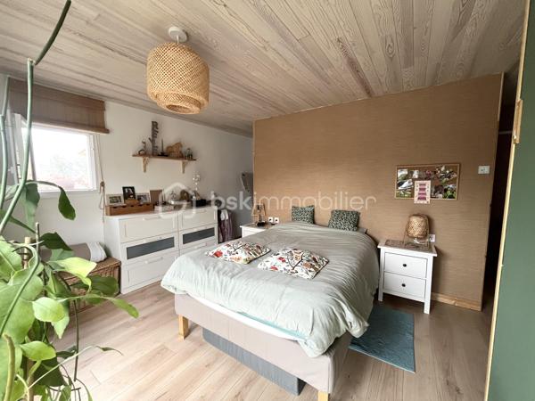 Située sur la commune de Thuit-Signol, à proximité du centre et des commerces, cette maison de plain pied, construite en 2018 sera vous offrir confort et fonctionnalités.

D'une superficie de 114 m2, elle est implantée sur un terrain de 958 m2. 
Elle se compose d'une pièce de vie lumineuse de 50 m2 avec cuisine ouverte, suivi d'une buanderie. Trois chambres dont une avec un espace dressing, une salle de bain et un wc indépendant.

À l'extérieur, vous disposerez d'un carport et d'un bâtiment pour stockage.

* Côté équipements * :
Les volets roulants sont électriques, le chauffage est électrique au sol avec en complément un poêle à bois, une cuve d'environ 4000 L récupère les eaux de pluie.

Une visite filmée est disponible sur YT (ÉLISE SOARES immobilier)