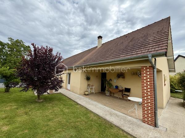 Située sur la commune de Thuit-Signol, à proximité du centre et des commerces, cette maison de plain pied, construite en 2018 sera vous offrir confort et fonctionnalités.

D'une superficie de 114 m2, elle est implantée sur un terrain de 958 m2. 
Elle se compose d'une pièce de vie lumineuse de 50 m2 avec cuisine ouverte, suivi d'une buanderie. Trois chambres dont une avec un espace dressing, une salle de bain et un wc indépendant.

À l'extérieur, vous disposerez d'un carport et d'un bâtiment pour stockage.

* Côté équipements * :
Les volets roulants sont électriques, le chauffage est électrique au sol avec en complément un poêle à bois, une cuve d'environ 4000 L récupère les eaux de pluie.

Une visite filmée est disponible sur YT (ÉLISE SOARES immobilier)