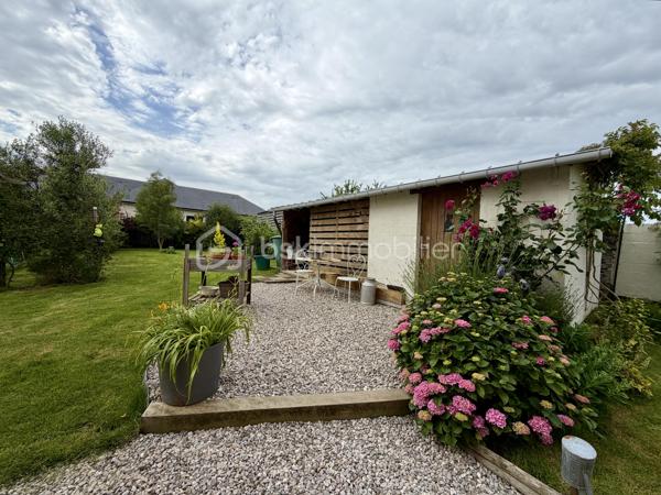 Située sur la commune de Thuit-Signol, à proximité du centre et des commerces, cette maison de plain pied, construite en 2018 sera vous offrir confort et fonctionnalités.

D'une superficie de 114 m2, elle est implantée sur un terrain de 958 m2. 
Elle se compose d'une pièce de vie lumineuse de 50 m2 avec cuisine ouverte, suivi d'une buanderie. Trois chambres dont une avec un espace dressing, une salle de bain et un wc indépendant.

À l'extérieur, vous disposerez d'un carport et d'un bâtiment pour stockage.

* Côté équipements * :
Les volets roulants sont électriques, le chauffage est électrique au sol avec en complément un poêle à bois, une cuve d'environ 4000 L récupère les eaux de pluie.

Une visite filmée est disponible sur YT (ÉLISE SOARES immobilier)