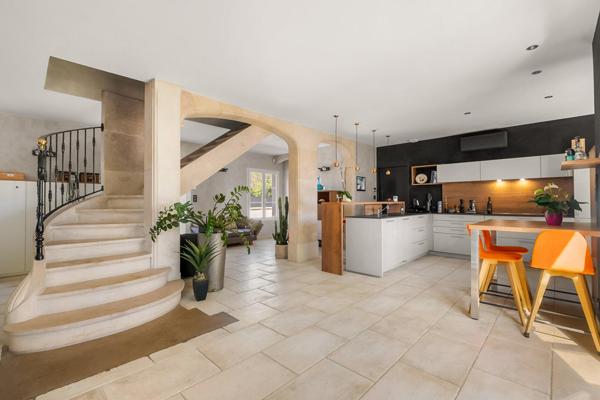 Maison de caractère avec piscine et verrière
