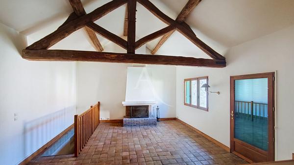 Maison de caractère - Ancien corps de ferme rénové - Nombreux espaces - Cour, préau et caves - 7 pièce(s) 195,12 m2