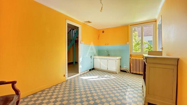 Maison de caractère - Ancien corps de ferme rénové - Nombreux espaces - Cour, préau et caves - 7 pièce(s) 195,12 m2