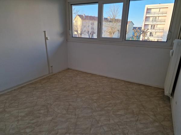 Dpt Vosges (88), à vendre à VITTEL  Bel APPARTEMENT T3  avec BALCON et 2 CAVES